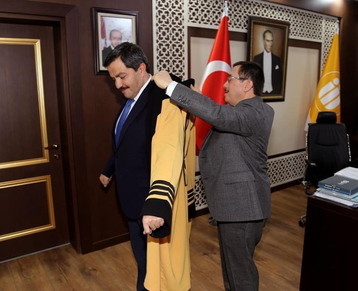 M&uuml;d&uuml;r Bentli profes&ouml;r oldu