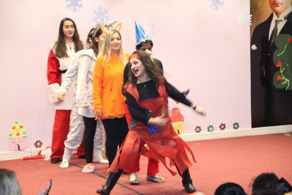 GKV&rsquo;li &ouml;ğretmenler yazıp sahneledi, &ouml;ğrenciler eğlendi