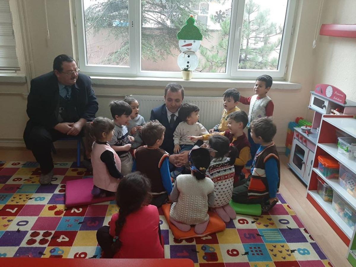 4-6 yaş Kur&rsquo;an Kursu&rsquo;nu ziyaret etti, &ouml;ğrencilere hediyeler dağıttı