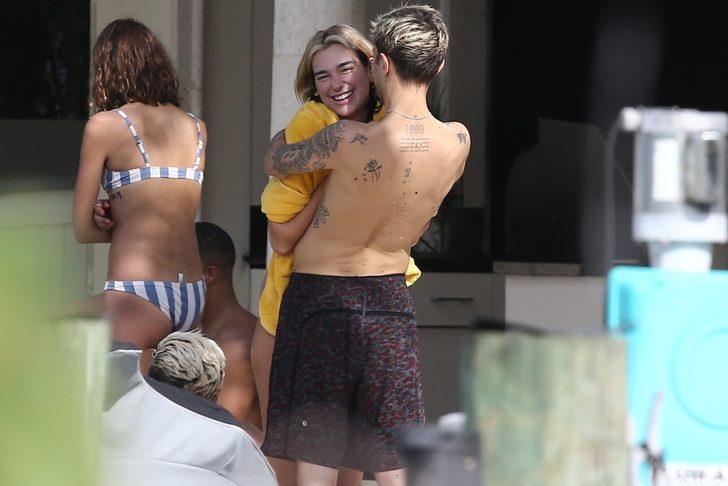 Dua Lipa ve Anwar Hadid aşk sarhoşu! Öpüşmeye doyamadılar G3