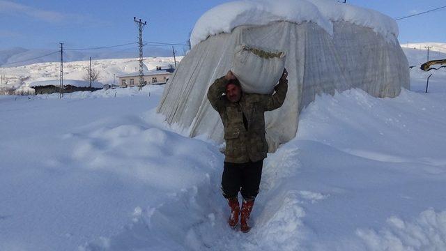 Muş’taki dağ köyleri kar altında kaldı