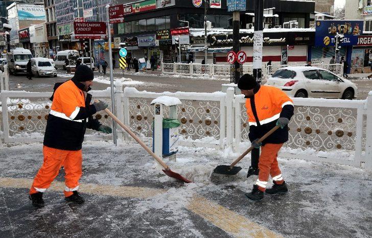 Van’da geceli gündüzlü karla mücadele çalışması G3