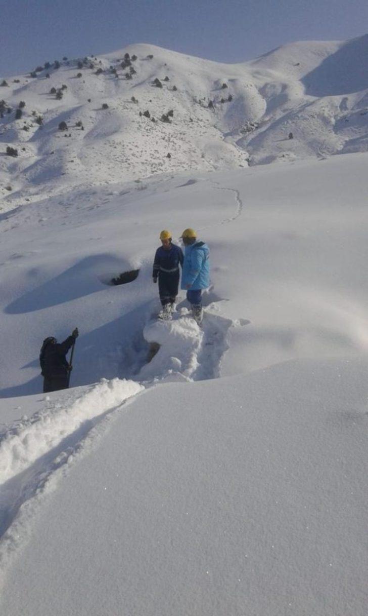 VASKİ ekibi karlı dağları aşarak arızaları gideriyor G3