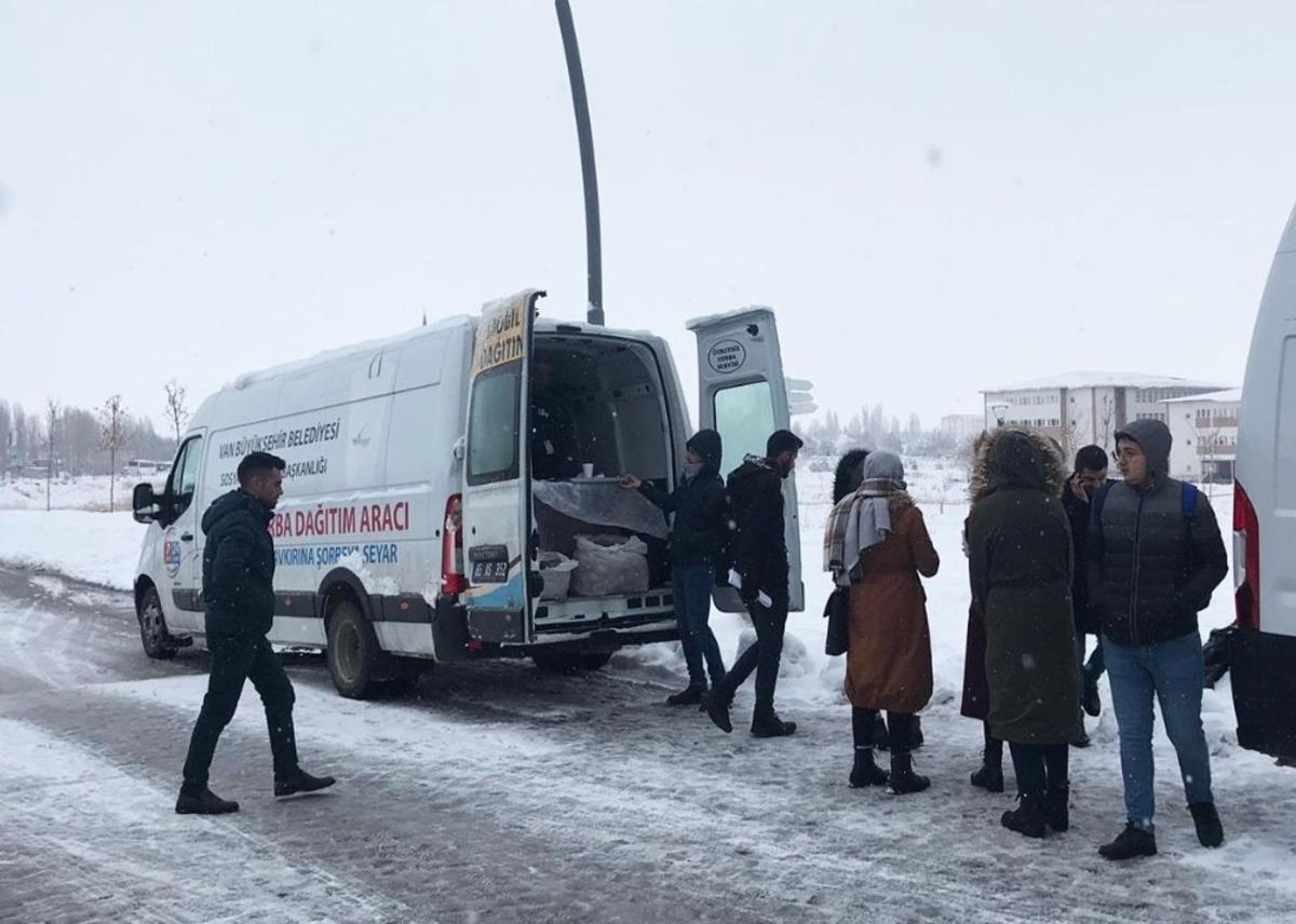 Van B&uuml;y&uuml;kşehir Belediyesinden &ouml;ğrencilere &ccedil;orba ikramı