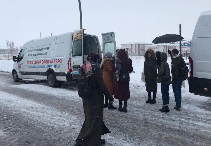 Van Büyükşehir Belediyesinden öğrencilere çorba ikramı G2