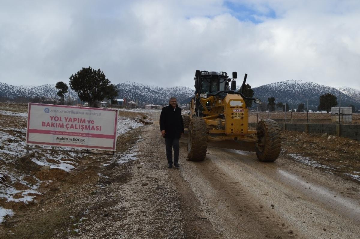 Korkuteli grup yollarında bakım onarım s&uuml;r&uuml;yor
