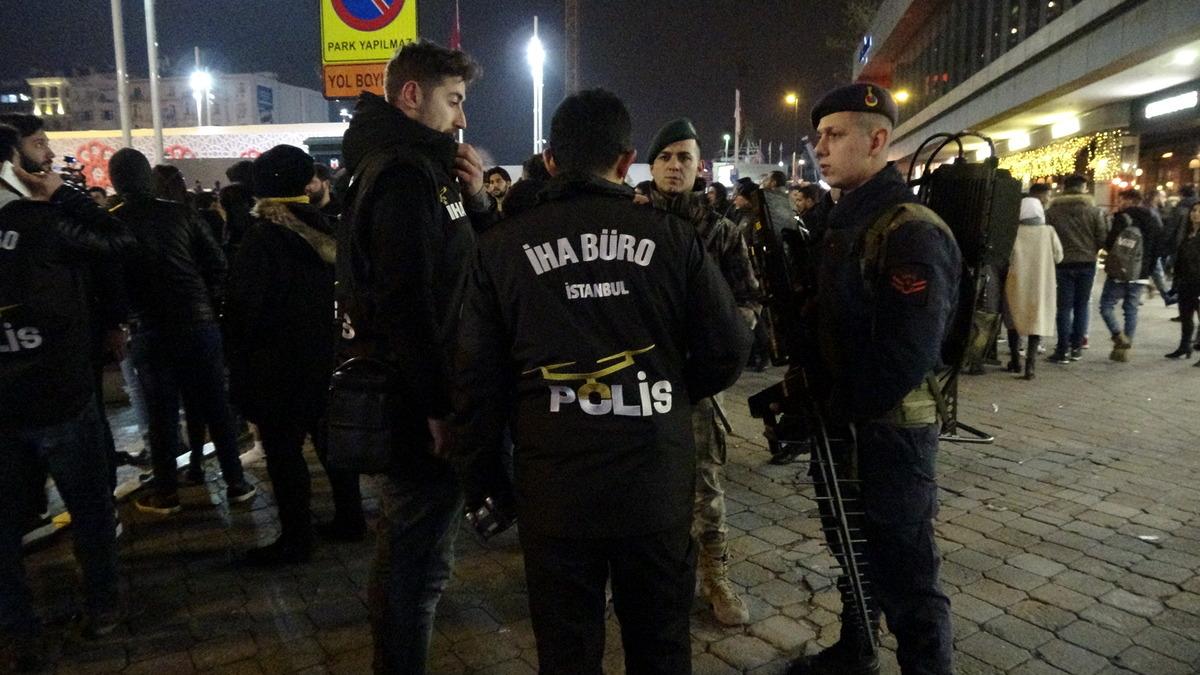 Taksim'de yılbaşı gecesi polis drone'u jandarma tarafından d&uuml;ş&uuml;r&uuml;ld&uuml;