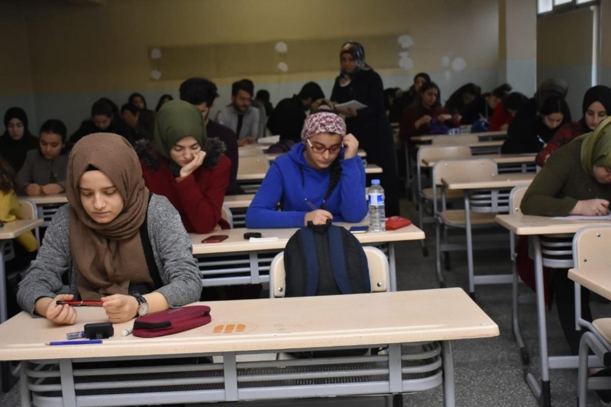 &Ouml;ğrenciler, &ldquo;Altın &ouml;d&uuml;ll&uuml; Bursluluk Sınavı&rdquo;nda ter d&ouml;kt&uuml;