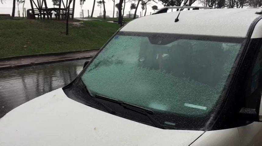 İstanbul’da dolu yağışı hayatı olumsuz etkiledi