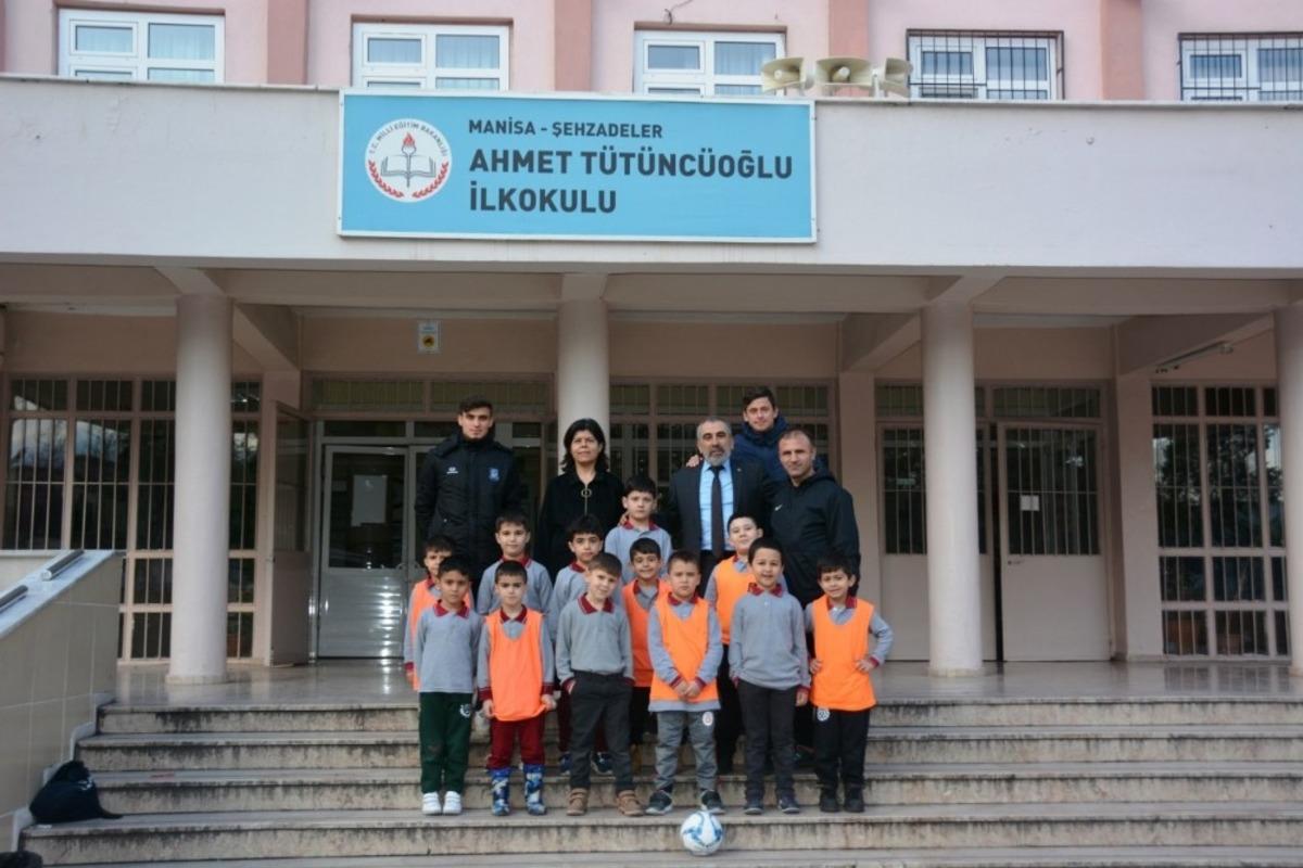 Yunusemre minik yeteneklerin peşinde