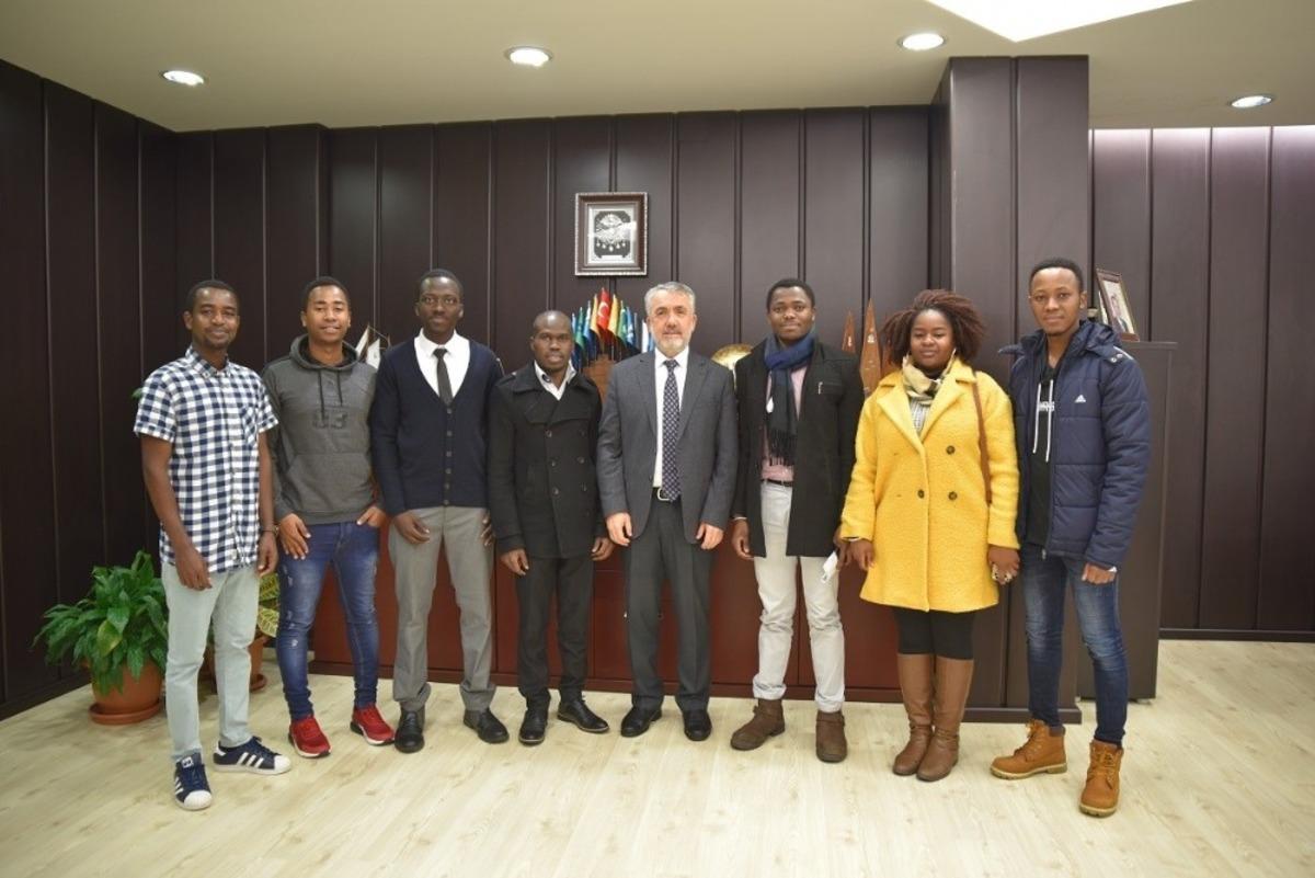 Rekt&ouml;r Bilgi&ccedil;, Afrikalı &ouml;ğrencilerle baş başa