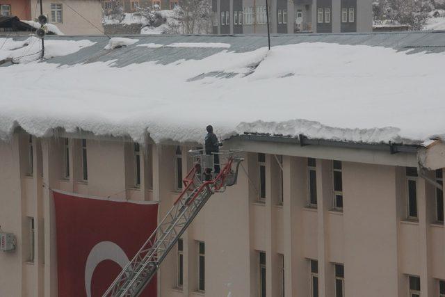 Hakkari’de tehlike oluşturan buz ve kar kütleleri temizleniyor