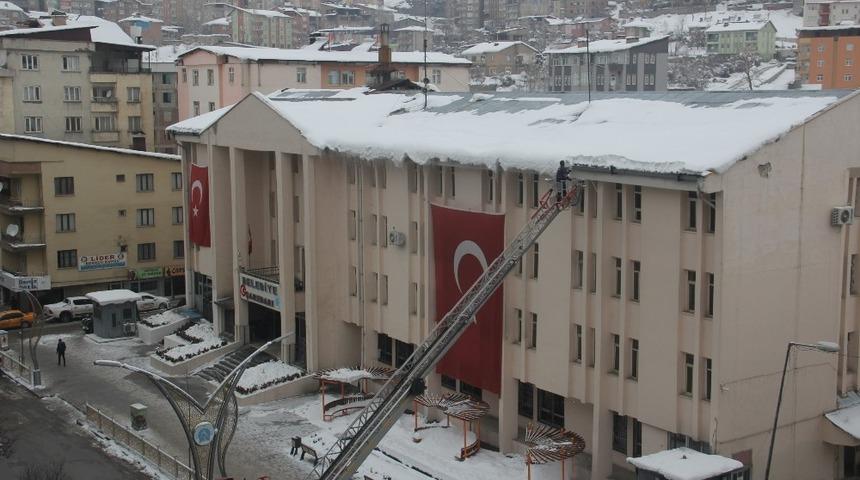 Hakkari’de tehlike oluşturan buz ve kar kütleleri temizleniyor