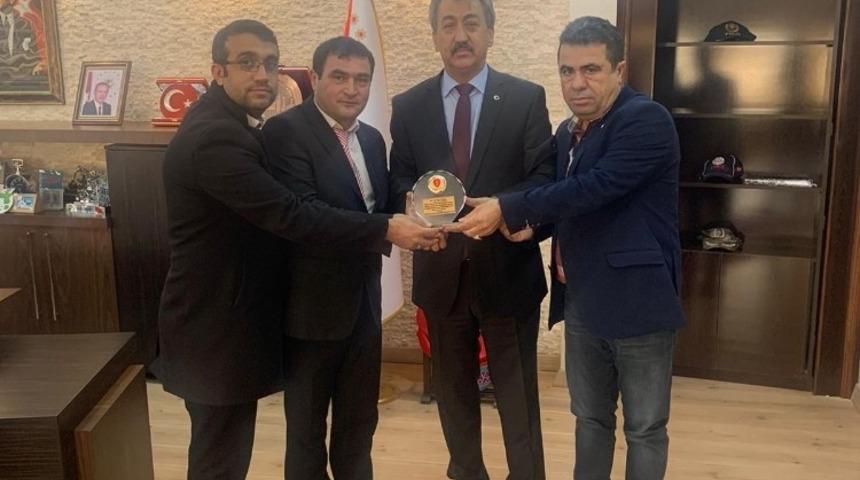 Şehit yakınlarından Emniyet M&uuml;d&uuml;r&uuml; Kıra&ccedil;&rsquo;a plaket