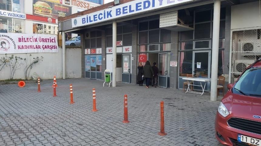 Bilecik &Uuml;retici Kadınlar &Ccedil;arşısı &ouml;n&uuml;ndeki dubalı engel s&uuml;r&uuml;c&uuml;lere zorluk yaşatıyor