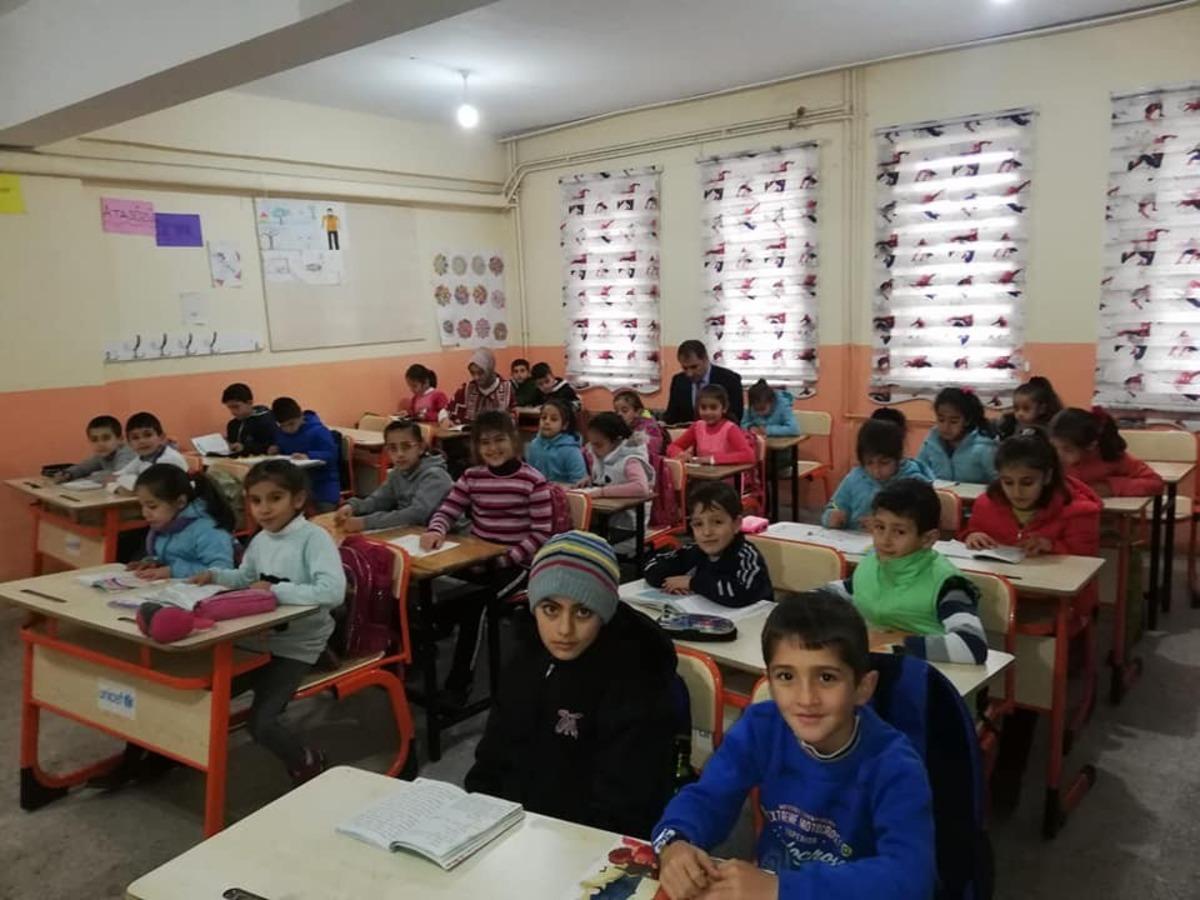 Milli Eğitim M&uuml;d&uuml;r&uuml; Konak&ccedil;ı, &ouml;ğrenciler ile kitap okudu