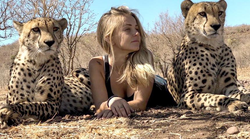 Herkes ona 'kedi kadın' diyor, çitalarla uyuyor!