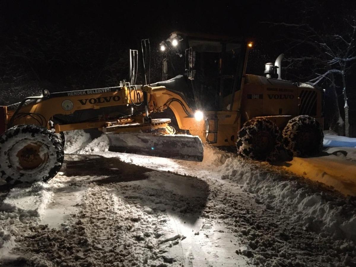 Hendek&rsquo;te karla m&uuml;cadele başladı