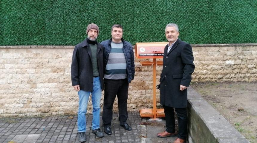 Sokak hayvanları a&ccedil; kalmasın diye mama bıraktılar