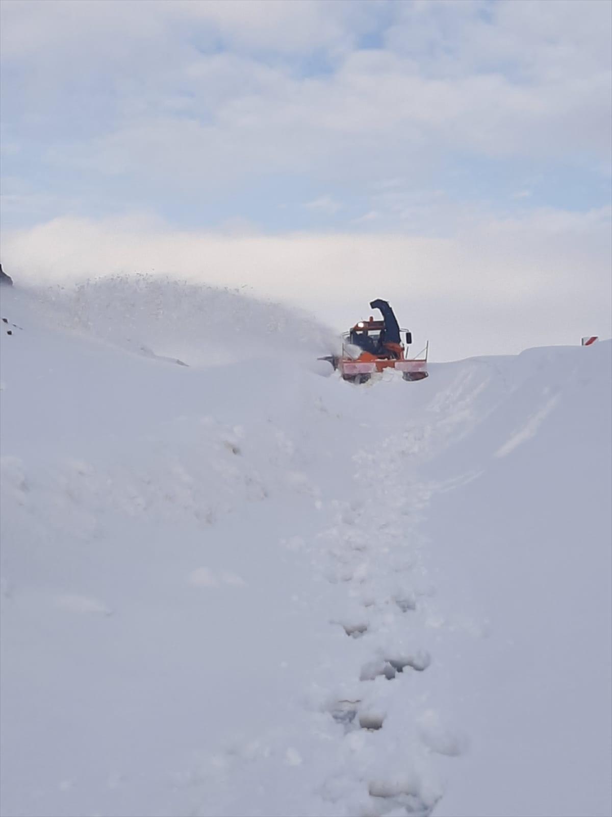 Adıyaman'da kardan kapanan yollar ulaşıma a&ccedil;ıldı