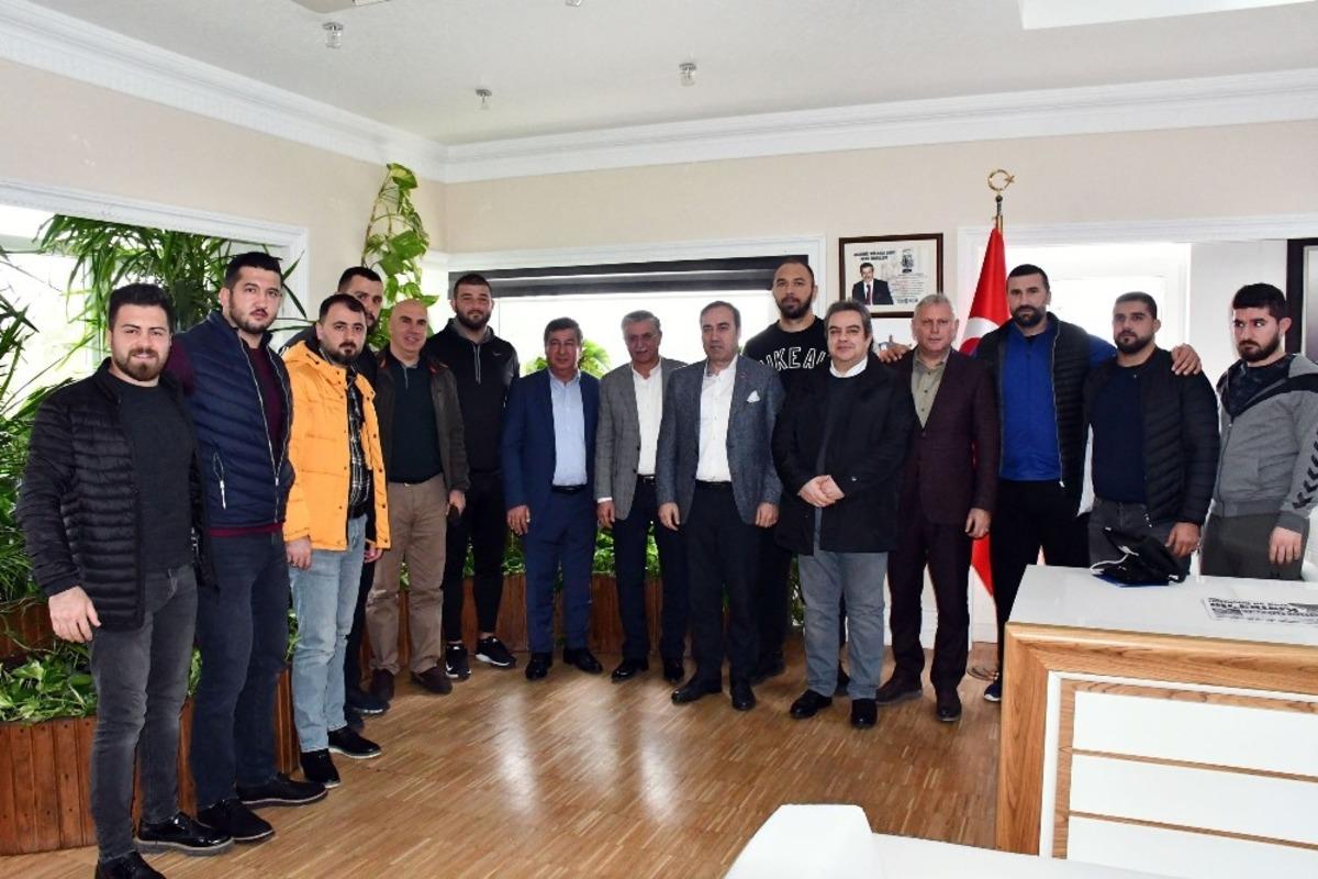 Başpehlivan G&uuml;rb&uuml;z&rsquo;den Başkan Topaloğlu&rsquo;na ziyaret