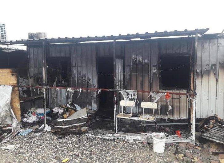 Depremzedelerin kaldığı konteynerler yandı G1