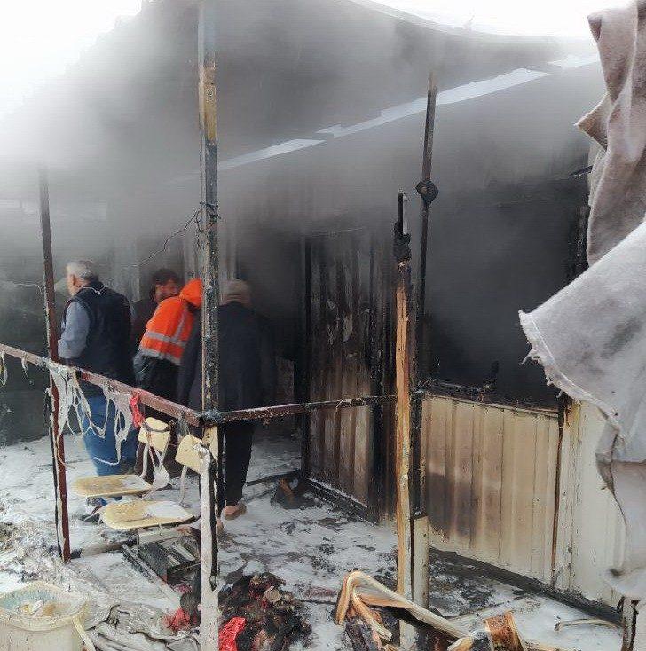 Depremzedelerin kaldığı konteynerler yandı G2