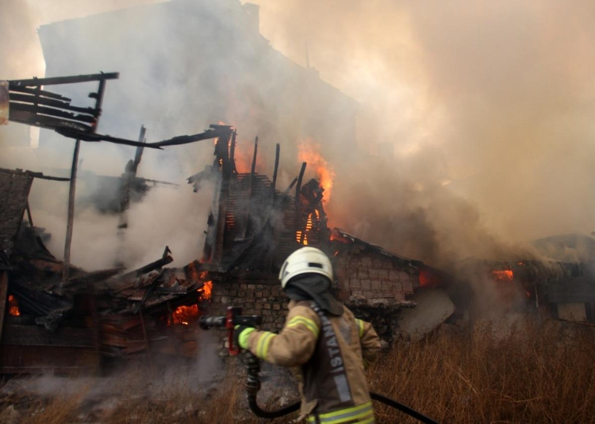 Fatih&rsquo;te korku dolu anlar! Metruk bina alev alev yandı