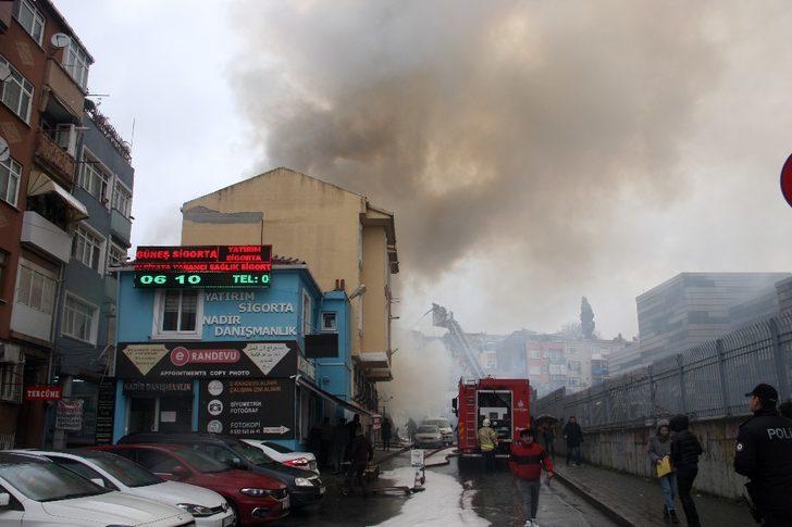 Fatih’te korku dolu anlar! Metruk bina alev alev yandı G3