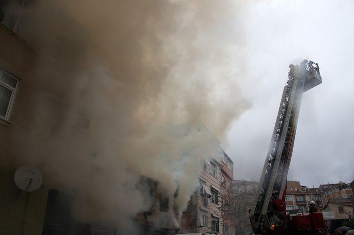 Fatih’te korku dolu anlar! Metruk bina alev alev yandı G4