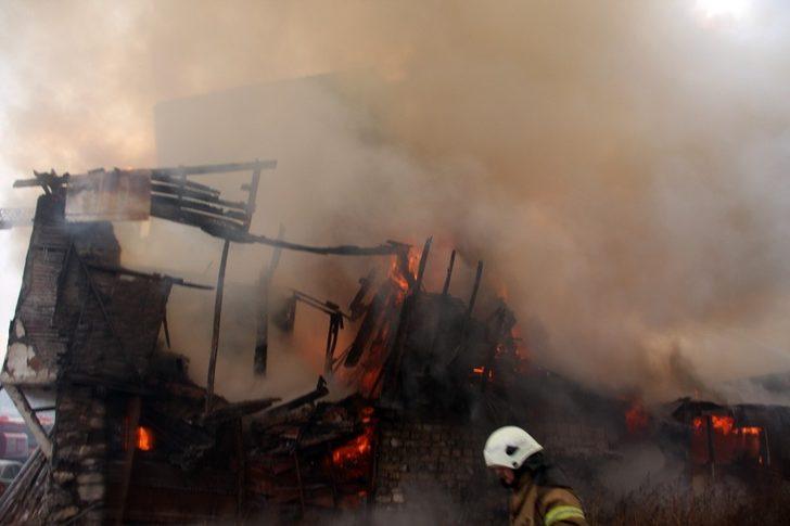 Fatih’te korku dolu anlar! Metruk bina alev alev yandı G1