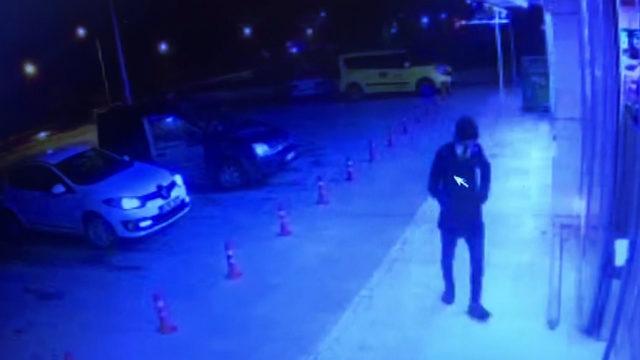Tabancayla marketi soymaya kalkıştı, telefon çalınca kaçtı