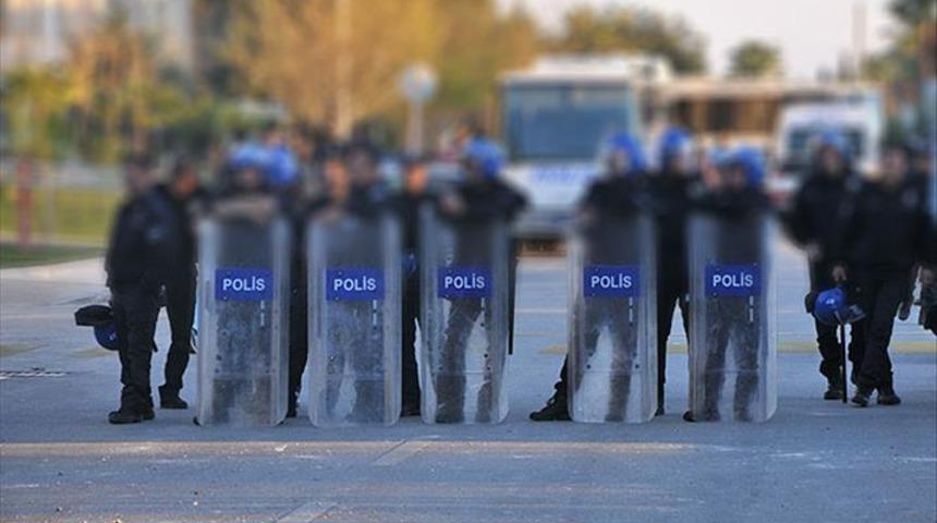 Beyazıt'ta eylemci gruba polisten müdahale 