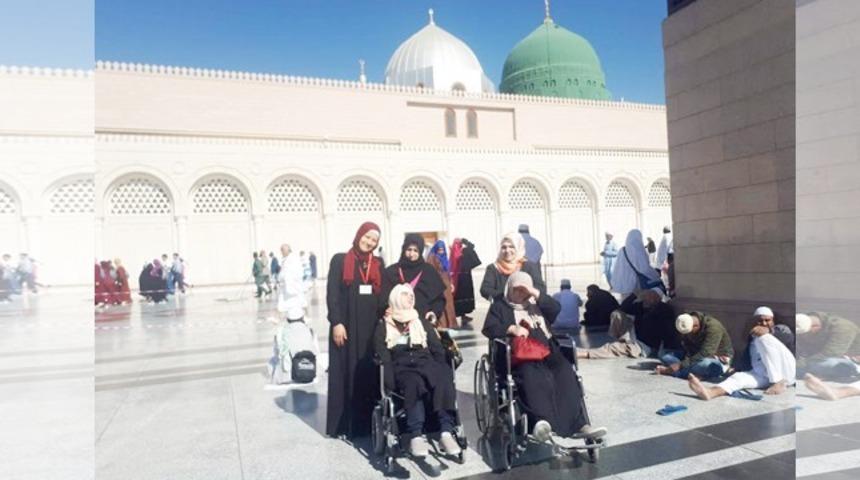 Erzurumlu g&ouml;rme engelli Berna&rsquo;nın Umre hayali ger&ccedil;ekleşti