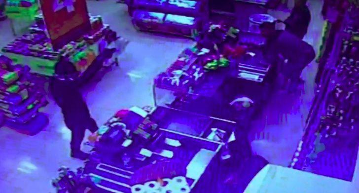 Kasiyer kıza poşet fırlatıp, '5’e kadar sayacağım' dedi ve... G1