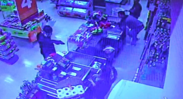 Kasiyer kıza poşet fırlatıp, '5’e kadar sayacağım' dedi ve... G2