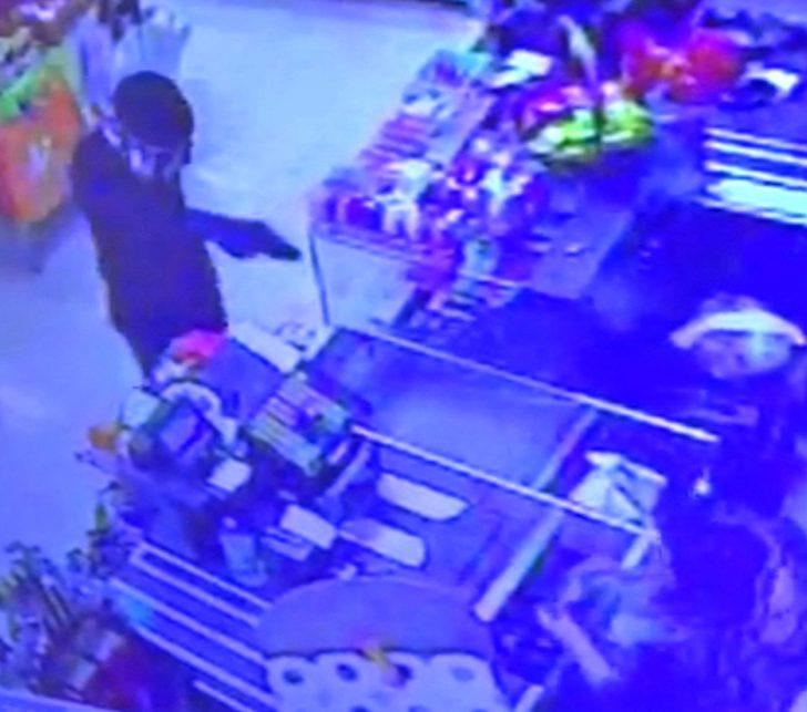 Kasiyer kıza poşet fırlatıp, '5’e kadar sayacağım' dedi ve... G3