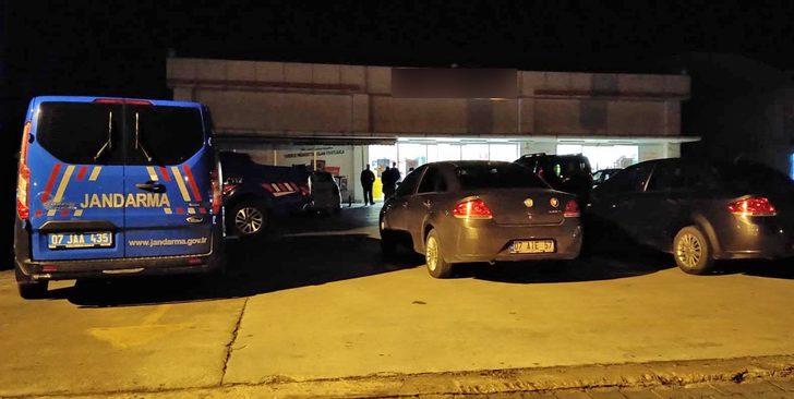 Kasiyer kıza poşet fırlatıp, '5’e kadar sayacağım' dedi ve... G4