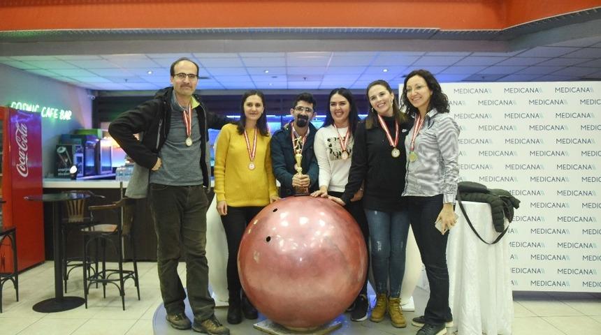 Sağlık &ccedil;alışanlarının bowling heyecanı