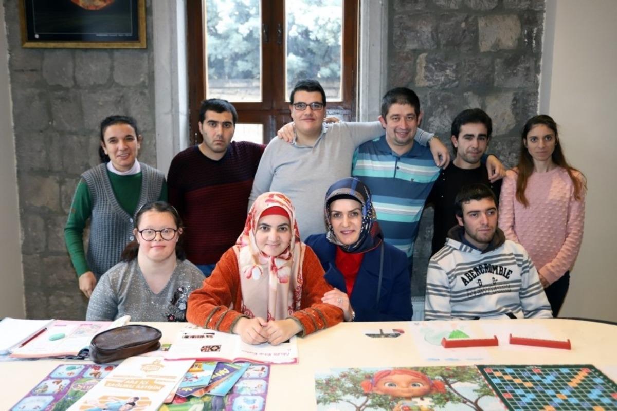 Melek Arı&rsquo;dan &Ouml;zel İnsanlar Eğitim Merkezi&rsquo;ne ziyaret