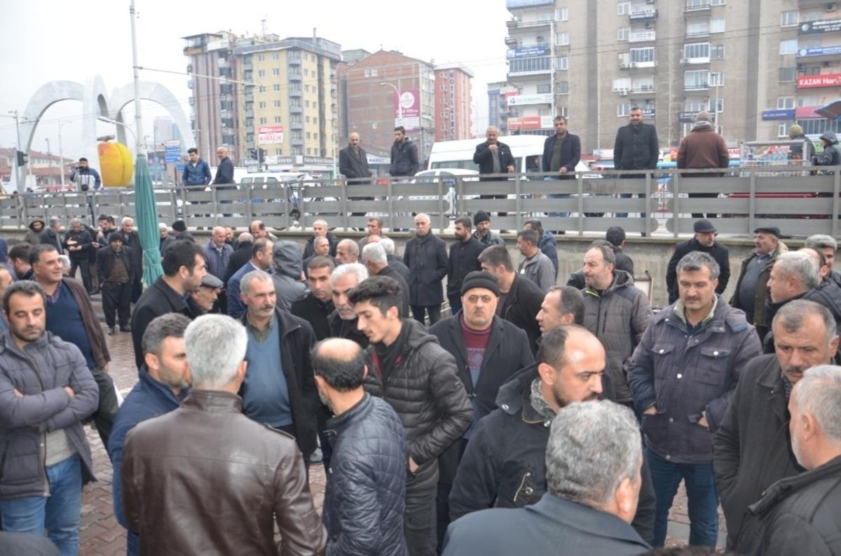 T&uuml;t&uuml;nc&uuml; esnafı eylem yaptı