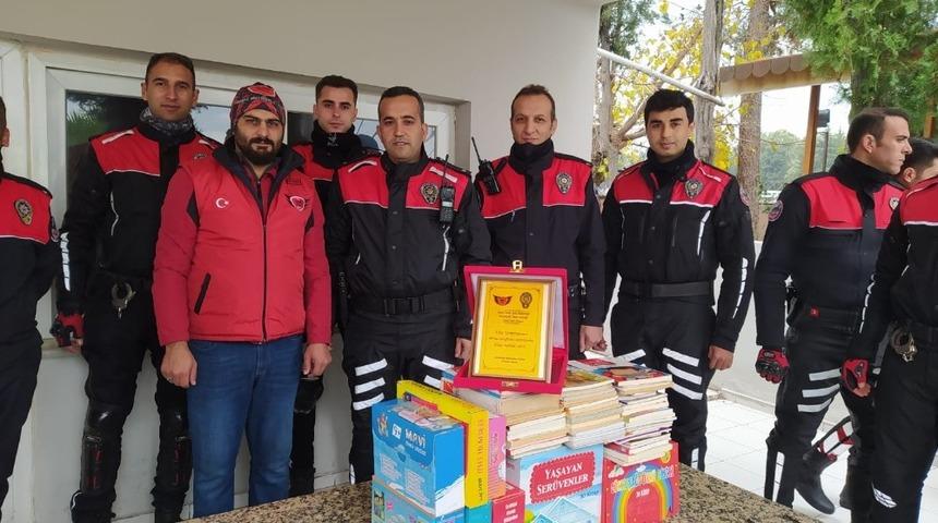 Yunuslardan "Bir Kitapta Motosikletli Abiden" kampanyasına destek