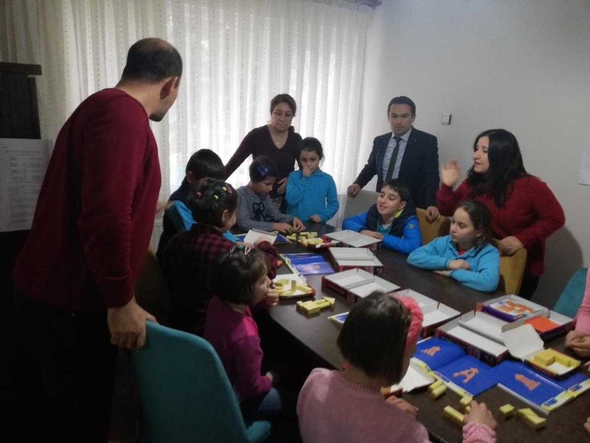 İlkokul &ouml;ğrencileri yuvadaki &ccedil;ocukları ziyaret etti