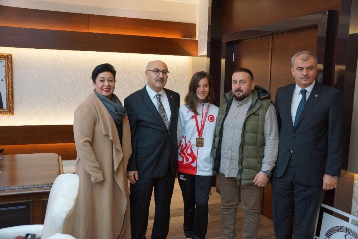 Vali K&ouml;şger, Muay -Thai şampiyonunu ağırladı