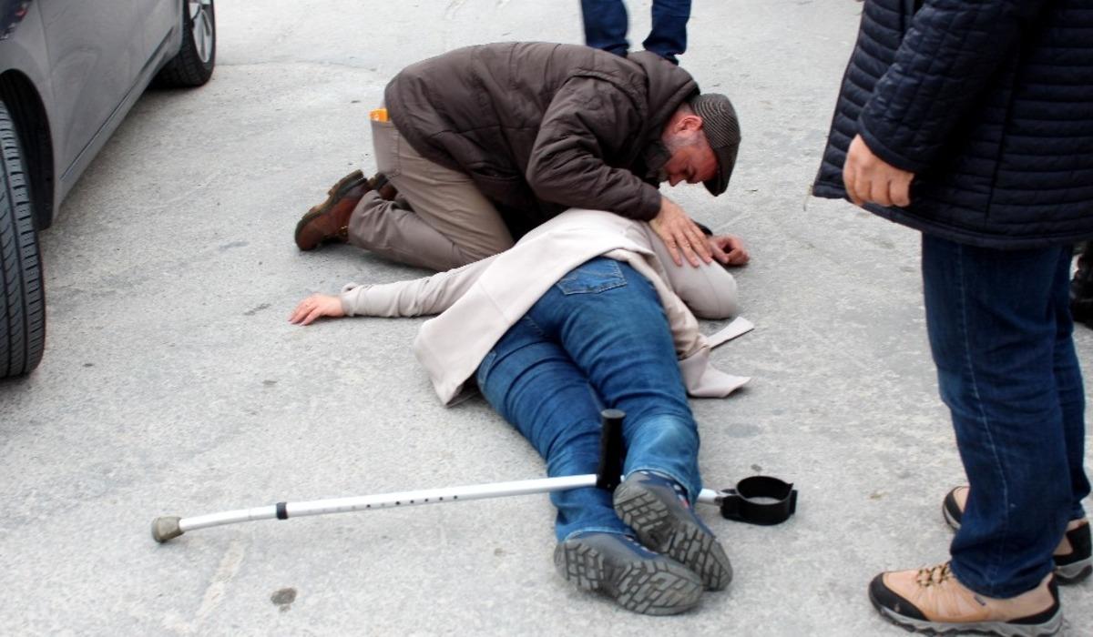 Muğla'da eşini yolun ortasında yaralı olarak bulan adam bir an olsun yanından ayrılmadı