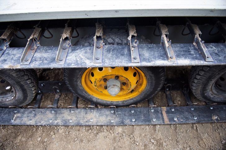 Baba ve oğlu kendi imkanlarıyla paletli arazi aracı üretti G2