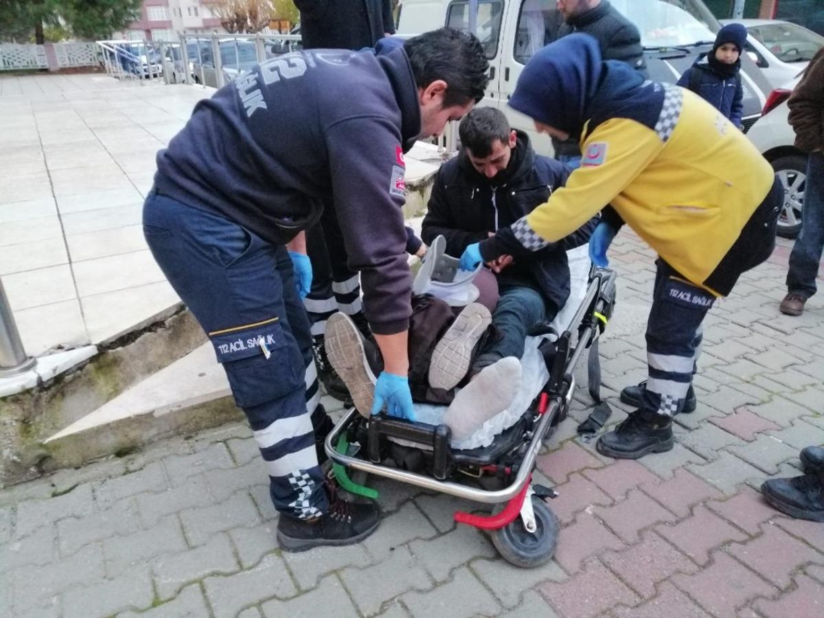 Motosiklet ara yoldan &ccedil;ıkan otomobile &ccedil;arptı: 1 yaralı