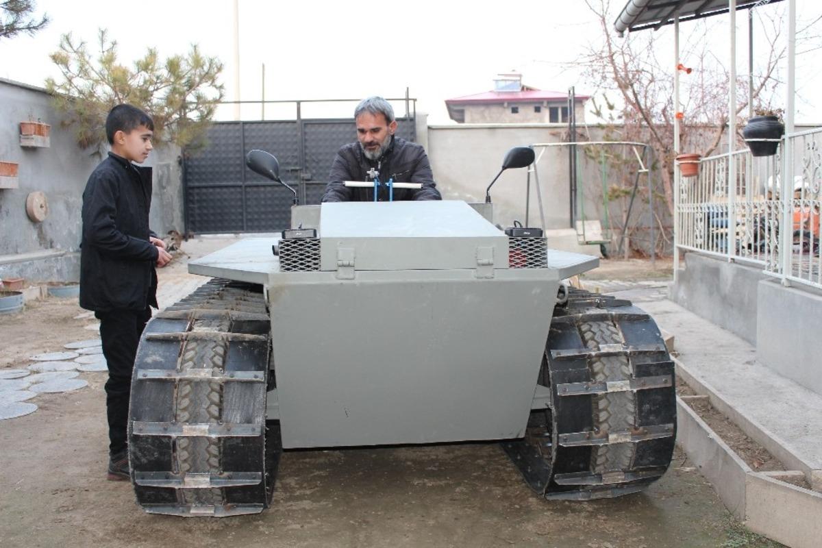 Baba oğul kafa kafaya verip paletli ara&ccedil; yaptılar