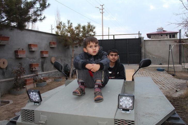 Baba oğul kafa kafaya verip paletli araç yaptılar G4