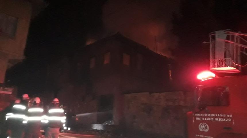 Mersin'de korkutan yangın! 2 katlı ahşap ev küle döndü